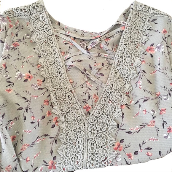 REWIND Woman’s Bell Sleeves Green/Flowers striped open back Top size L - Picture 3 of 7